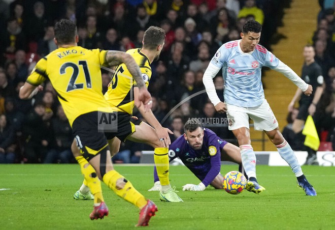 THẢM HỌA cho SOLSKJAER: Maguire tấu hài và ăn thẻ đỏ, MU đại bại 1-4 trước Watford - Ảnh 6.