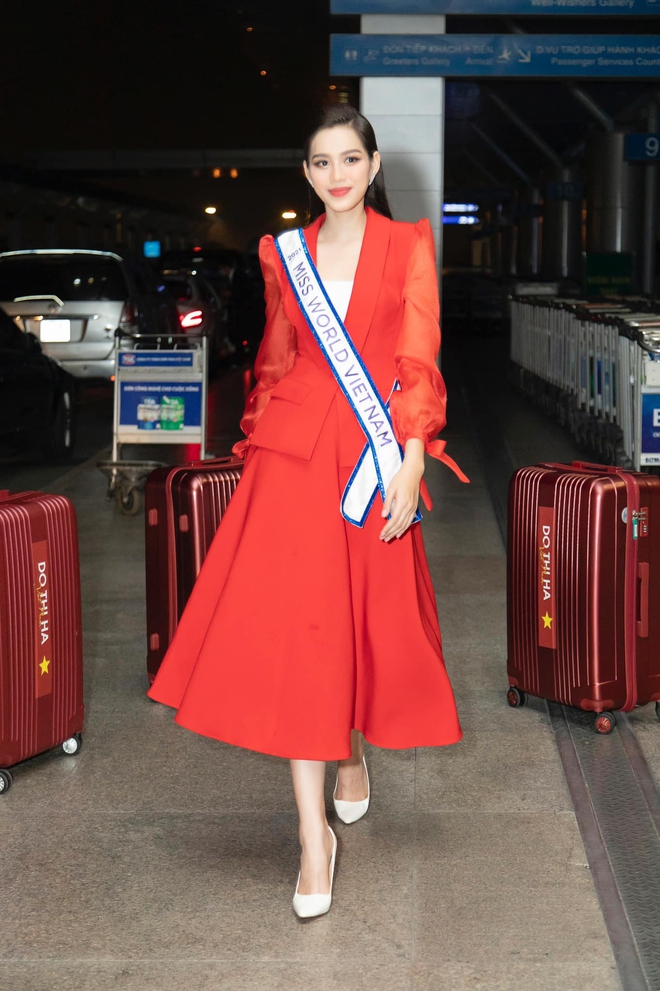 Đỗ Hà mang 200 kg hành lý lên đường tham dự Miss World 2021: Lộ nước cờ đầu tiên về trang phục, xúc động trong vòng tay bố mẹ - Ảnh 7.