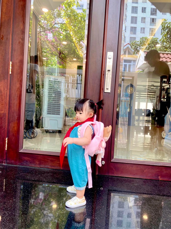 Đ&ocirc;ng Nhi tất bật chuẩn bị cho tiểu thư 1 tuổi l&ecirc;n đồ đi học, thầy c&ocirc; ho&aacute; ra 2 nh&acirc;n vật cực quyền lực Vbiz! - Ảnh 5.