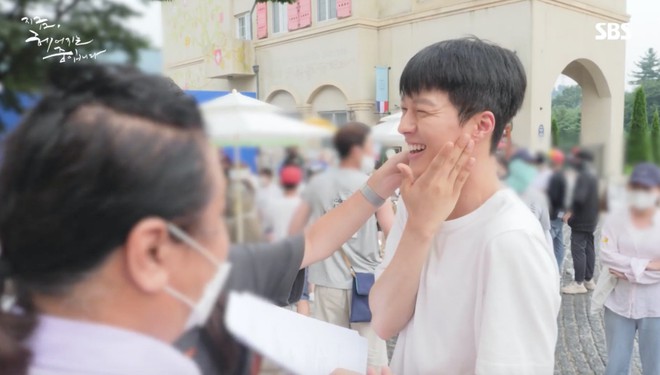 Xem hậu trường mặt mộc mới thấy Song Hye Kyo gi&agrave; hơn hẳn Jang Ki Yong, cứ ham đ&oacute;ng với trai trẻ chi cho khổ chị ơi! - Ảnh 3.