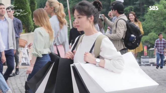 Xem hậu trường mặt mộc mới thấy Song Hye Kyo gi&agrave; hơn hẳn Jang Ki Yong, cứ ham đ&oacute;ng với trai trẻ chi cho khổ chị ơi! - Ảnh 4.