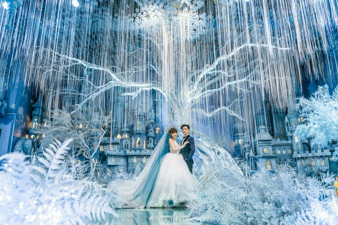 Đ&aacute;m cưới hot nhất h&ocirc;m nay: Mỹ nam Đ&ocirc;ng Cung tung bộ ảnh h&ocirc;n lễ cho&aacute;ng ngợp, biến lễ đường th&agrave;nh l&acirc;u đ&agrave;i băng gi&aacute; - Ảnh 3.