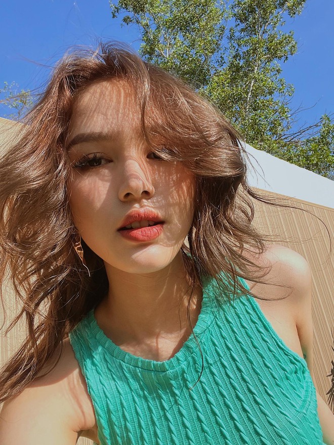 Thời đến cản kh&ocirc;ng kịp: Vừa đi phim, Xo&agrave;i Non được đạo diễn Tiệm B&aacute;nh Ho&agrave;ng Tử B&eacute; khen l&agrave; n&agrave;ng thơ mới? - Ảnh 7.