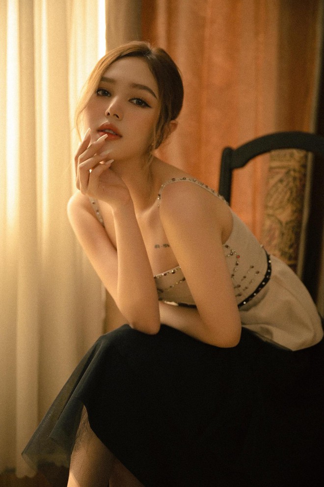 Thời đến cản kh&ocirc;ng kịp: Vừa đi phim, Xo&agrave;i Non được đạo diễn Tiệm B&aacute;nh Ho&agrave;ng Tử B&eacute; khen l&agrave; n&agrave;ng thơ mới? - Ảnh 8.