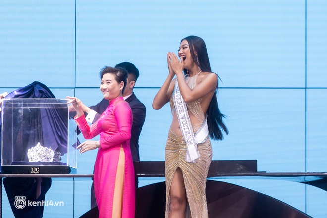 HOT: Kim Duy&ecirc;n trở th&agrave;nh &Aacute; hậu đầu ti&ecirc;n trong lịch sử c&oacute; vương miện được thiết kế ri&ecirc;ng, nh&igrave;n th&ocirc;i đ&atilde; thấy o&aacute;ch! - Ảnh 5.