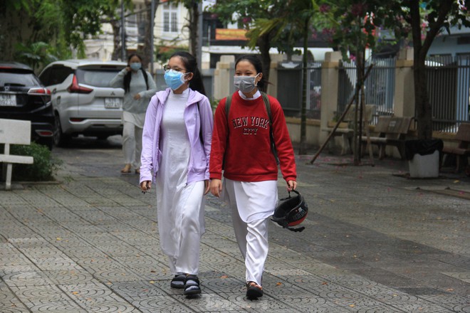 Buổi học đầu tiên của học sinh lớp 12 tại Đà Nẵng sau hơn nửa năm ở nhà vì dịch - Ảnh 1.