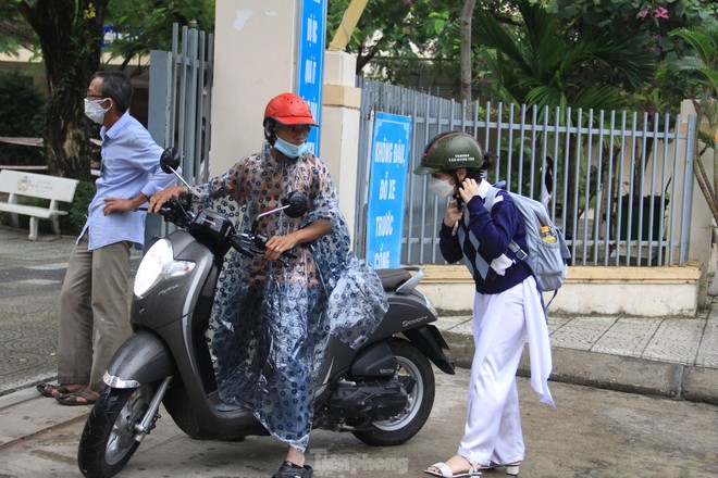 Buổi học đầu tiên của học sinh lớp 12 tại Đà Nẵng sau hơn nửa năm ở nhà vì dịch - Ảnh 2.