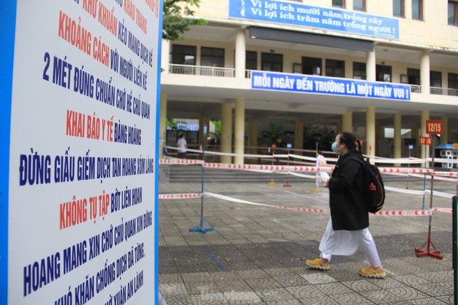 Buổi học đầu tiên của học sinh lớp 12 tại Đà Nẵng sau hơn nửa năm ở nhà vì dịch - Ảnh 8.