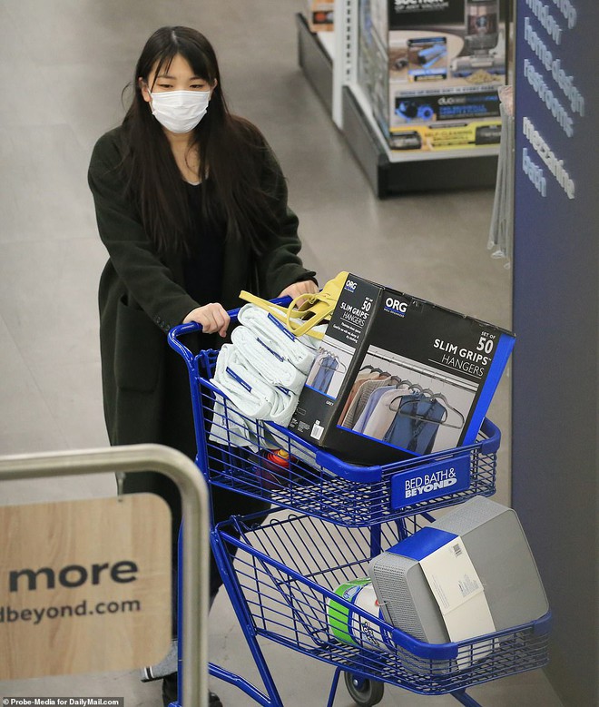 Hình ảnh làm “thường dân” đầu tiên của cựu Công chúa Nhật trên đất Mỹ: Khệ nệ đi chợ một mình, trông khác biệt đến không nhận ra - Ảnh 2.