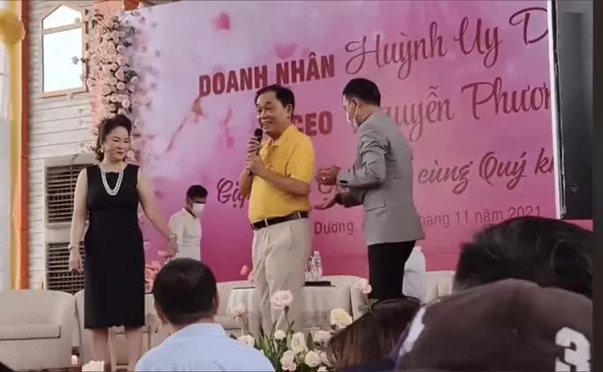 Ca sĩ Vy Oanh kiện b&agrave; Nguyễn Phương Hằng v&agrave; 1 hoa hậu - Ảnh 1.