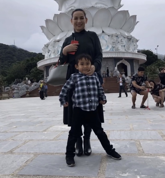 Hiếm hoi khoảnh khắc Hồ Văn cường xuất hiện vui vẻ b&ecirc;n ch&aacute;u ngoại cố ca sĩ Phi Nhung - Ảnh 3.