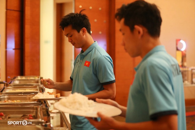 AFF Cup 2020: Tuyển Việt Nam than trời vì phải ăn trong phòng ngủ - Ảnh 1.