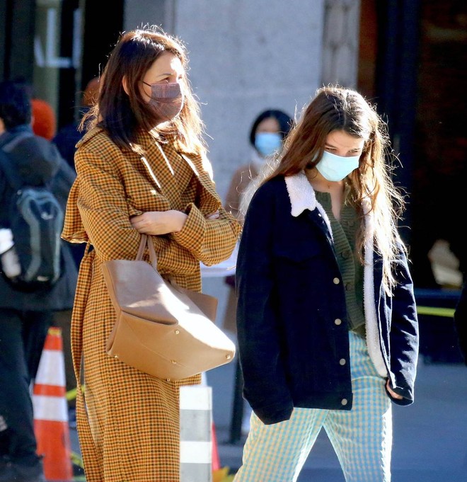 Giữa tin đồn Suri đoàn tụ với Tom Cruise, mẹ con Katie Holmes tái xuất trên phố, biểu cảm lạ dấy lên nghi vấn bất hòa - Ảnh 6.