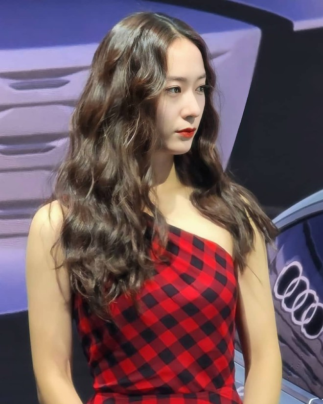 Krystal để lại kiểu tóc xoăn huyền thoại, fan thắc mắc là cô trẻ mãi không già hay thời kỳ sắc đẹp hoàng kim vẫn chưa dừng lại? - Ảnh 1. Krystal để lại kiểu tóc xoăn huyền thoại, fan thắc mắc là cô trẻ mãi không già hay thời kỳ sắc đẹp hoàng kim vẫn chưa dừng lại? - Ảnh 1.
