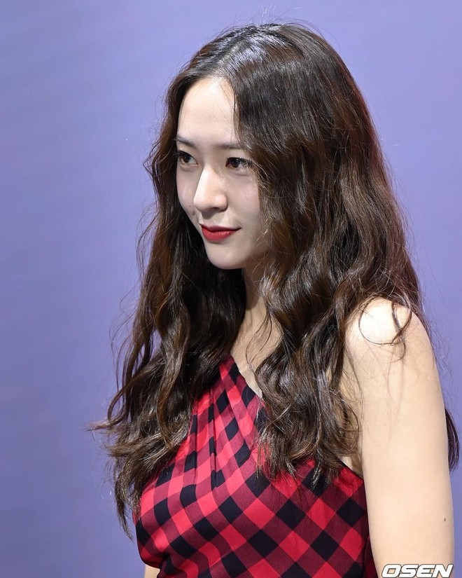 Krystal để lại kiểu tóc xoăn huyền thoại, fan thắc mắc là cô trẻ mãi không già hay thời kỳ sắc đẹp hoàng kim vẫn chưa dừng lại? - Ảnh 2. Krystal để lại kiểu tóc xoăn huyền thoại, fan thắc mắc là cô trẻ mãi không già hay thời kỳ sắc đẹp hoàng kim vẫn chưa dừng lại? - Ảnh 2.
