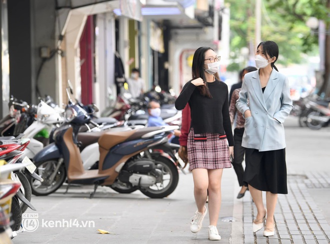 Toàn cảnh Sài Gòn - Hà Nội ngày Black Friday: TTTM 2 miền nhộn nhịp, phố thời trang nổi tiếng nhất Hà Nội vắng hoe dù treo biển giảm giá 70% - Ảnh 8.