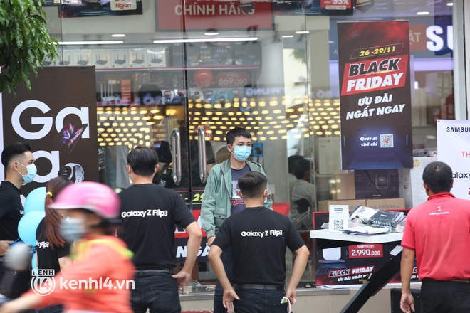 Cảnh tượng đối lập trong ngày Black Friday ở Hà Nội - Sài Gòn: TTTM đông đúc, các tuyến phố thời trang nổi tiếng vắng hoe - Ảnh 9.