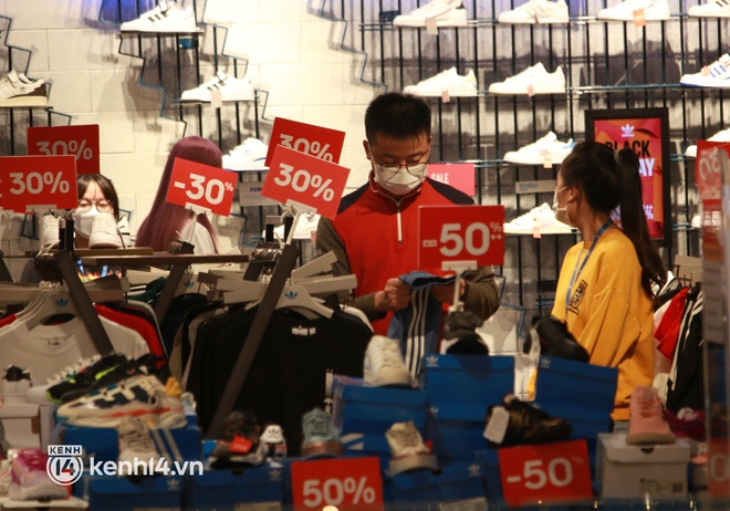 Người Sài Gòn mua sắm Black Friday ngay lúc này: Các TTTM đông đúc, một gia đình mua 10 túi xách hàng hiệu với giá chỉ 8 triệu - Ảnh 1.