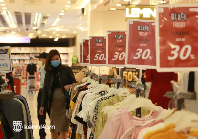 Người Sài Gòn mua sắm Black Friday ngay lúc này: Các TTTM đông đúc, một gia đình mua 10 túi xách hàng hiệu với giá chỉ 8 triệu - Ảnh 3.