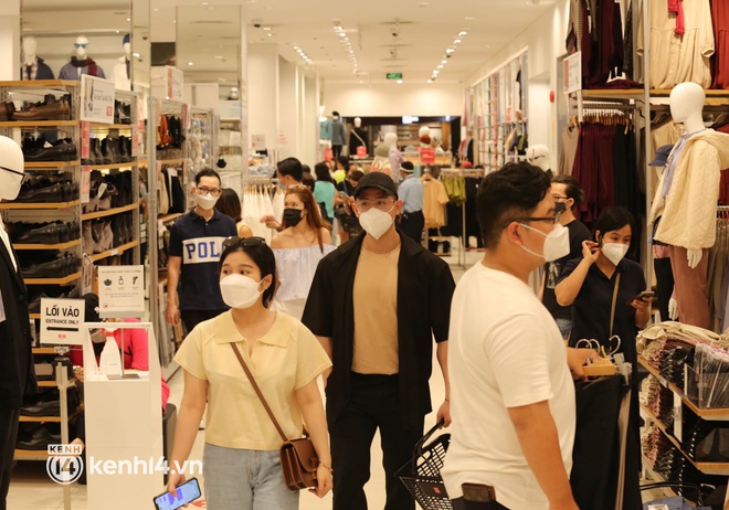 Người Sài Gòn mua sắm Black Friday ngay lúc này: Các TTTM đông đúc, một gia đình mua 10 túi xách hàng hiệu với giá chỉ 8 triệu - Ảnh 2.