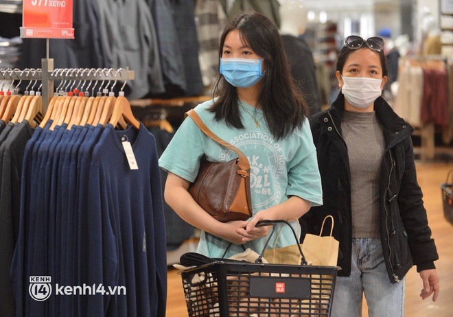 Người Sài Gòn mua sắm Black Friday ngay lúc này: Các TTTM đông đúc, một gia đình mua 10 túi xách hàng hiệu với giá chỉ 8 triệu - Ảnh 5.