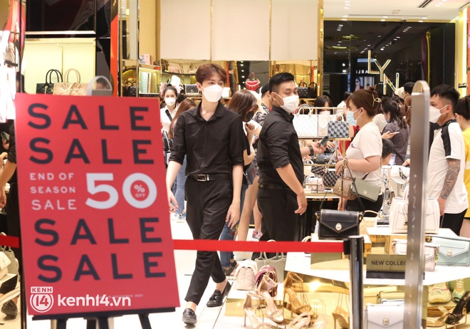 Người Sài Gòn mua sắm Black Friday ngay lúc này: Các TTTM đông đúc, một gia đình mua 10 túi xách hàng hiệu với giá chỉ 8 triệu - Ảnh 4.
