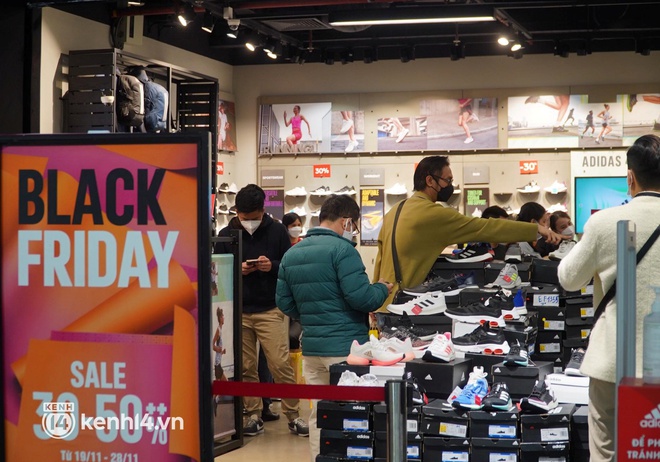 Toàn cảnh Sài Gòn - Hà Nội ngày Black Friday: TTTM 2 miền nhộn nhịp, phố thời trang nổi tiếng nhất Hà Nội vắng hoe dù treo biển giảm giá 70% - Ảnh 5.