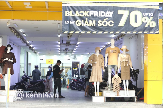 Cảnh tượng đối lập trong ngày Black Friday ở Hà Nội - Sài Gòn: TTTM đông đúc, các tuyến phố thời trang nổi tiếng vắng hoe - Ảnh 5.