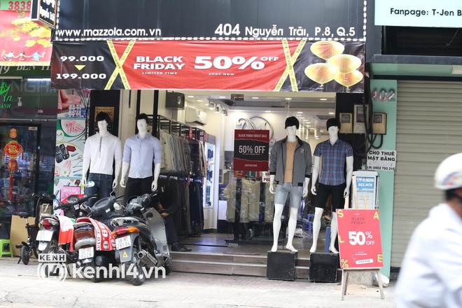 Cảnh tượng đối lập trong ngày Black Friday ở Hà Nội - Sài Gòn: TTTM đông đúc, các tuyến phố thời trang nổi tiếng vắng hoe - Ảnh 3.