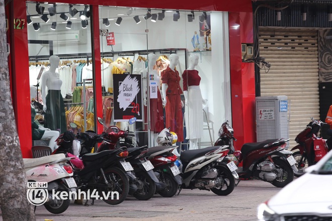 Cảnh tượng đối lập trong ngày Black Friday ở Hà Nội - Sài Gòn: TTTM đông đúc, các tuyến phố thời trang nổi tiếng vắng hoe - Ảnh 1.