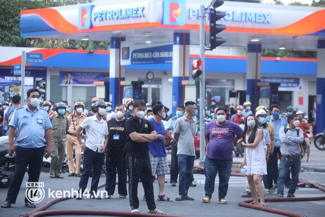Quán bar ở trung tâm Sài Gòn bốc cháy nghi ngút, nhiều người tháo chạy tán loạn - Ảnh 4.