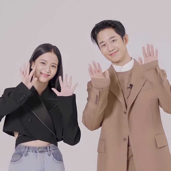 Muốn xỉu trước combo gấp đôi visual của Jisoo - Jung Hae In, phản ứng hóa học tràn màn hình thế này thì phải đẩy thuyền ngay thôi! - Ảnh 2.