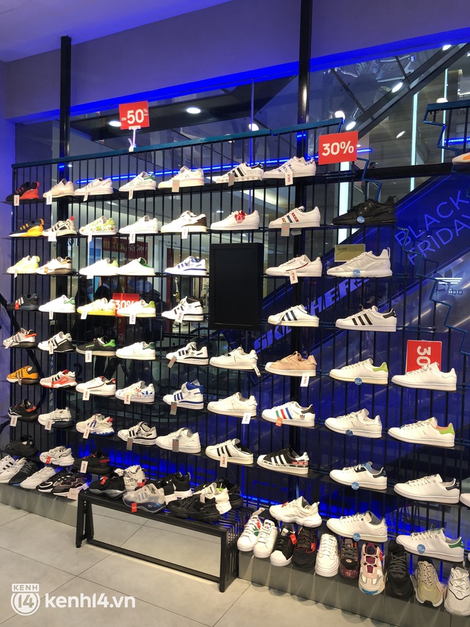 Cập nhật nóng hổi deal sale Black Friday ở các TTTM Hà Nội - Sài Gòn: MLB, Pedro, Nike sale khủng đến 70%, giày adidas đồng giá 750k nhìn đã muốn 