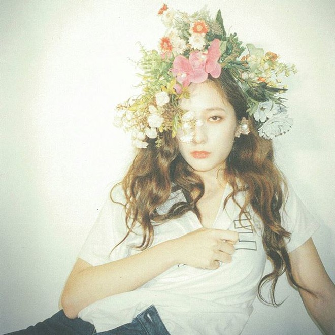 Krystal để lại kiểu tóc xoăn huyền thoại, fan thắc mắc là cô trẻ mãi không già hay thời kỳ sắc đẹp hoàng kim vẫn chưa dừng lại? - Ảnh 5. Krystal để lại kiểu tóc xoăn huyền thoại, fan thắc mắc là cô trẻ mãi không già hay thời kỳ sắc đẹp hoàng kim vẫn chưa dừng lại? - Ảnh 5.
