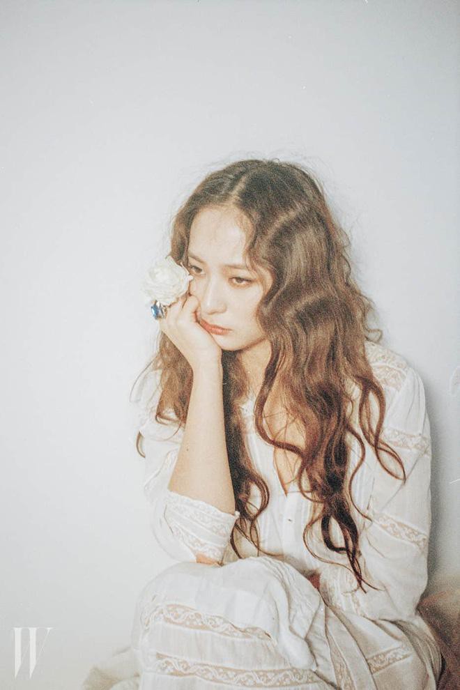 Krystal để lại kiểu tóc xoăn huyền thoại, fan thắc mắc là cô trẻ mãi không già hay thời kỳ sắc đẹp hoàng kim vẫn chưa dừng lại? - Ảnh 5. Krystal để lại kiểu tóc xoăn huyền thoại, fan thắc mắc là cô trẻ mãi không già hay thời kỳ sắc đẹp hoàng kim vẫn chưa dừng lại? - Ảnh 5.