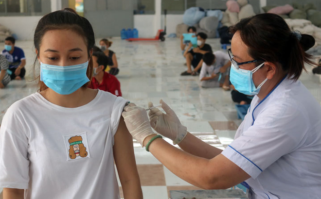 Vụ 2 học sinh sốc phản vệ nặng sau ti&ecirc;m vaccine COVID-19 ở Bắc Giang: V&igrave; sao kh&ocirc;ng dừng ti&ecirc;m? - Ảnh 1.