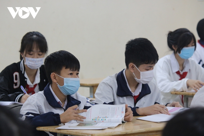 Học sinh lớp 9 tại Hà Nội căng mình học online, giáo viên đề xuất giảm bớt môn thi vào lớp 10 - Ảnh 2.