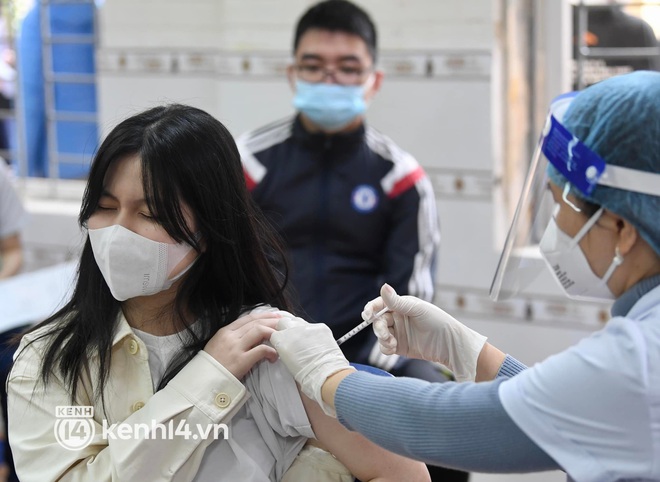 Việt Nam tiêm liều 3 vaccine Covid-19 từ tháng 12, cho phép tiêm trộn - Ảnh 1.