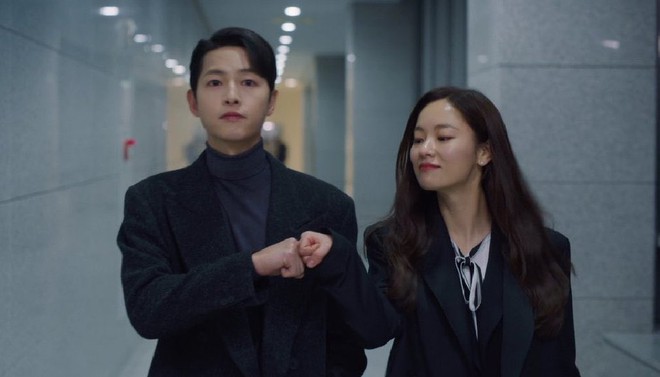 Mặc vợ cũ Song Hye Kyo “ám muội” với tình màn ảnh, Song Joong Ki cũng chủ động thân mật với bạn gái tin đồn ngay tại Rồng Xanh - Ảnh 6. Mặc vợ cũ Song Hye Kyo “ám muội” với tình màn ảnh, Song Joong Ki cũng chủ động thân mật với bạn gái tin đồn ngay tại Rồng Xanh - Ảnh 6.