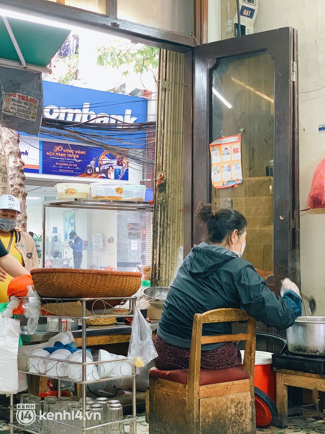 Đại chiến team xôi chè bà Thìn vs. team xôi chè Mười Sáu: Hai quán đều có công thức “bí truyền” hàng thập kỷ ở Hà Nội, bên nào nhỉnh hơn? - Ảnh 2. Đại chiến team xôi chè bà Thìn vs. team xôi chè Mười Sáu: Hai quán đều có công thức “bí truyền” hàng thập kỷ ở Hà Nội, bên nào nhỉnh hơn? - Ảnh 2.