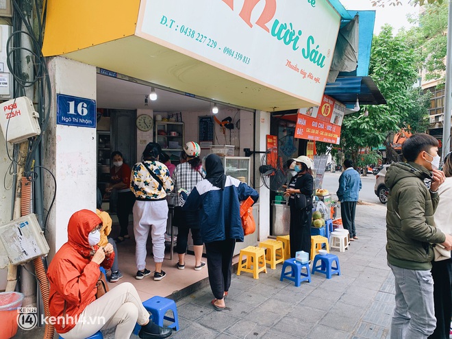 Đại chiến team xôi chè bà Thìn vs. team xôi chè Mười Sáu: Hai quán đều có công thức “bí truyền” hàng thập kỷ ở Hà Nội, bên nào nhỉnh hơn? - Ảnh 9. Đại chiến team xôi chè bà Thìn vs. team xôi chè Mười Sáu: Hai quán đều có công thức “bí truyền” hàng thập kỷ ở Hà Nội, bên nào nhỉnh hơn? - Ảnh 9.