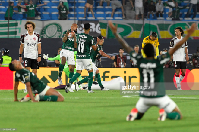 Tiền vệ MU trượt chân tai hại biếu bóng cho đối thủ ghi bàn, khiến đội nhà thua chung kết C1 Nam Mỹ - Ảnh 2.
