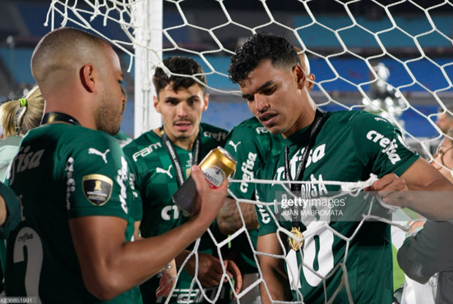 Tiền vệ MU trượt chân tai hại biếu bóng cho đối thủ ghi bàn, khiến đội nhà thua chung kết C1 Nam Mỹ - Ảnh 9.