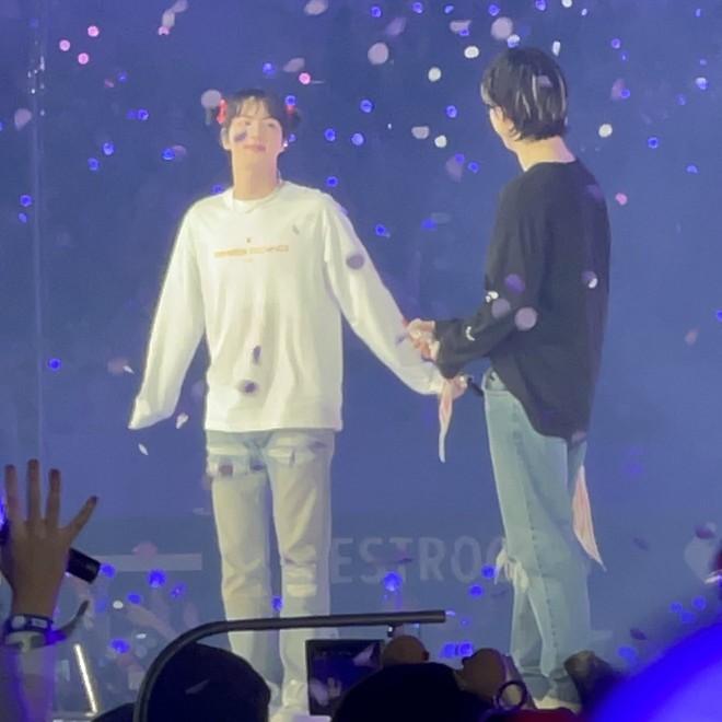 Loạt ảnh chụp bằng camera thường của BTS tại concert: Visual ngo&agrave;i đời c&oacute; long lanh như tr&ecirc;n m&agrave;n ảnh? - Ảnh 11.