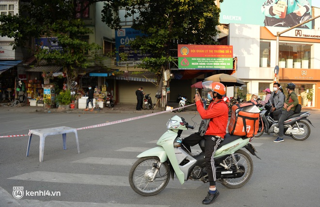 Hà Nội: Lập rào chắn trên đường Đê La Thành, lấy mẫu xét nghiệm người dân vùng nguy cơ cao - Ảnh 9.