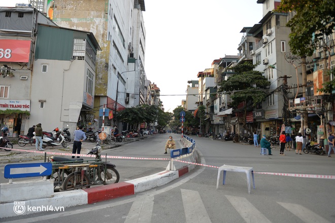 Hà Nội: Lập rào chắn trên đường Đê La Thành, lấy mẫu xét nghiệm người dân vùng nguy cơ cao - Ảnh 8.