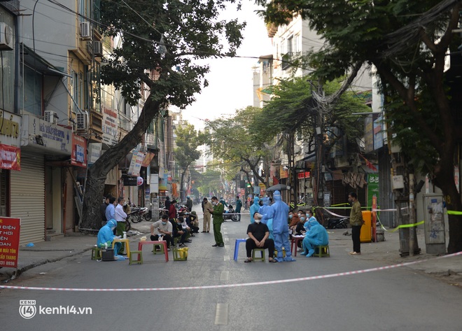 Hà Nội: Lập rào chắn trên đường Đê La Thành, lấy mẫu xét nghiệm người dân vùng nguy cơ cao - Ảnh 1.