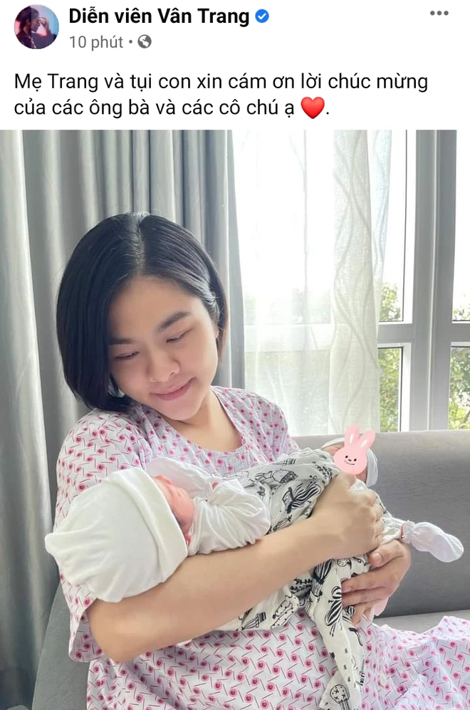 V&acirc;n Trang lần đầu lộ diện c&ugrave;ng 2 nh&oacute;c tỳ sinh đ&ocirc;i, mặt mộc mẹ bỉm g&acirc;y ch&uacute; &yacute; - Ảnh 2.