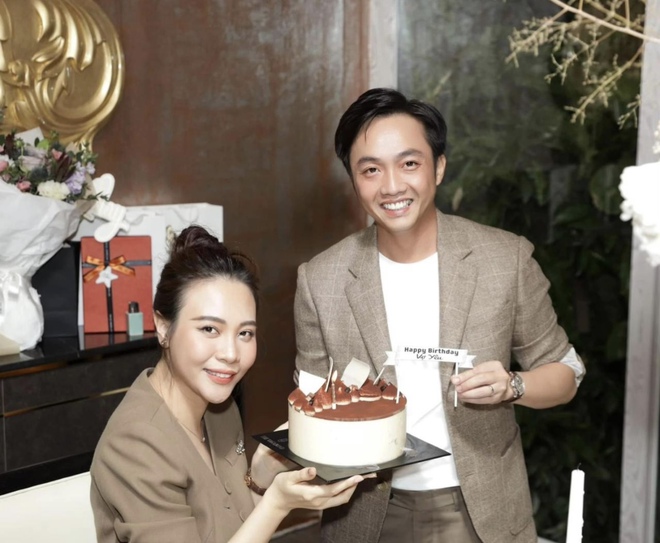 Tiệc sinh nhật phu nhân nhà tài phiệt Đàm Thu Trang: Hội bạn thân mỹ nhân lộ diện, Cường Đô La làm 1 điều gây chú ý! - Ảnh 3. Tiệc sinh nhật phu nhân nhà tài phiệt Đàm Thu Trang: Hội bạn thân mỹ nhân lộ diện, Cường Đô La làm 1 điều gây chú ý! - Ảnh 3.