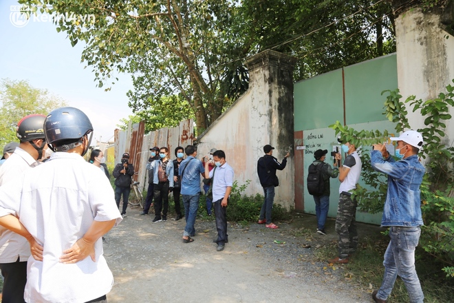 Ảnh: Đội quân YouTuber vây kín cổng Tịnh thất Bồng Lai để livestream chụp ảnh, tu sĩ mong lực lượng chức năng sớm can thiệp - Ảnh 2.